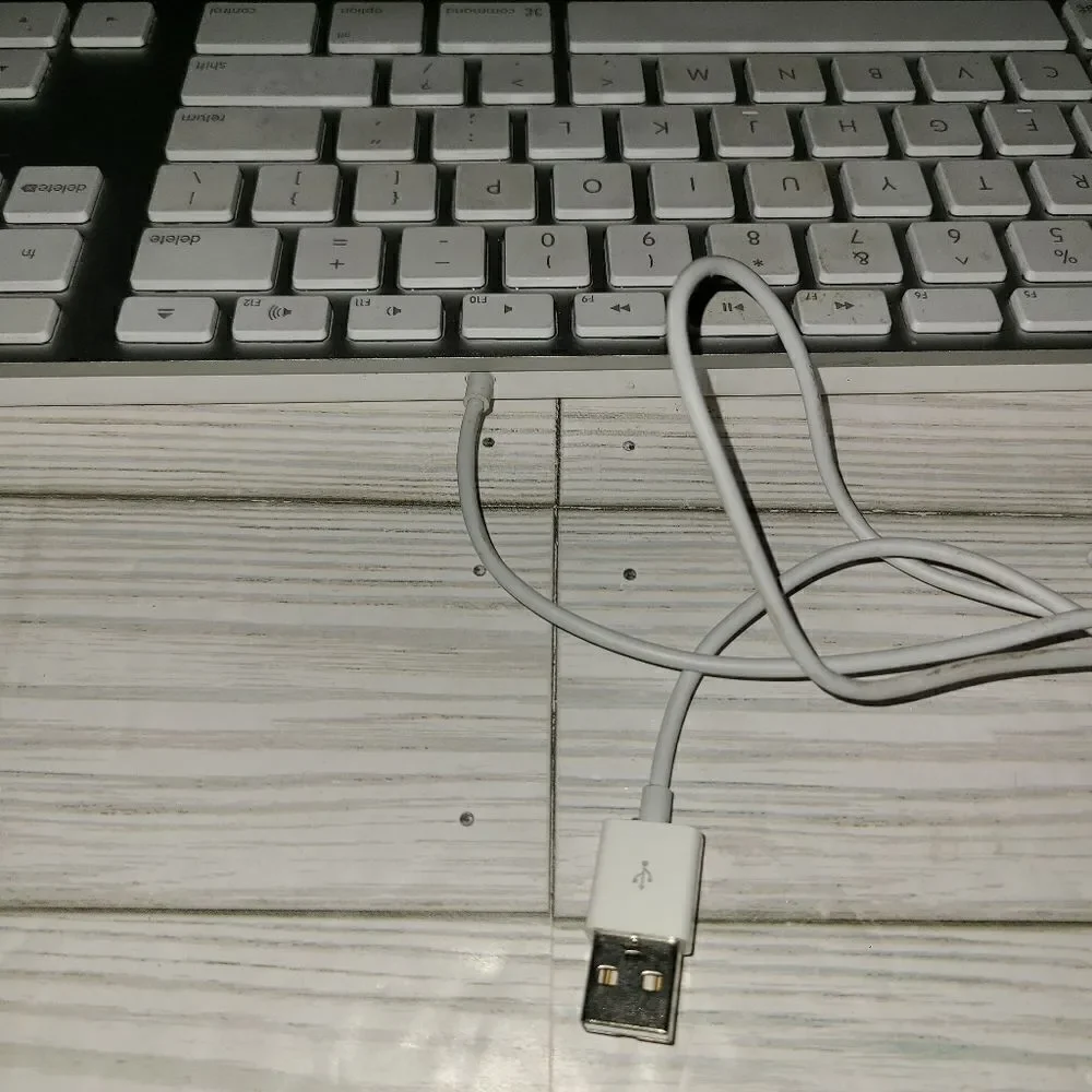 Genuine Apple A1243 White Wired Mac Standard USB Keyboard With Numeric Keypad